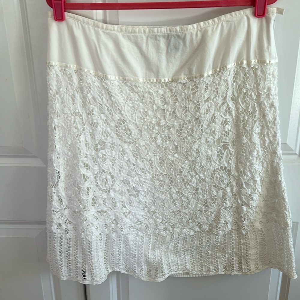 Size 16 white laced skirt, full yet more a frame and fully lined. Cool, like new